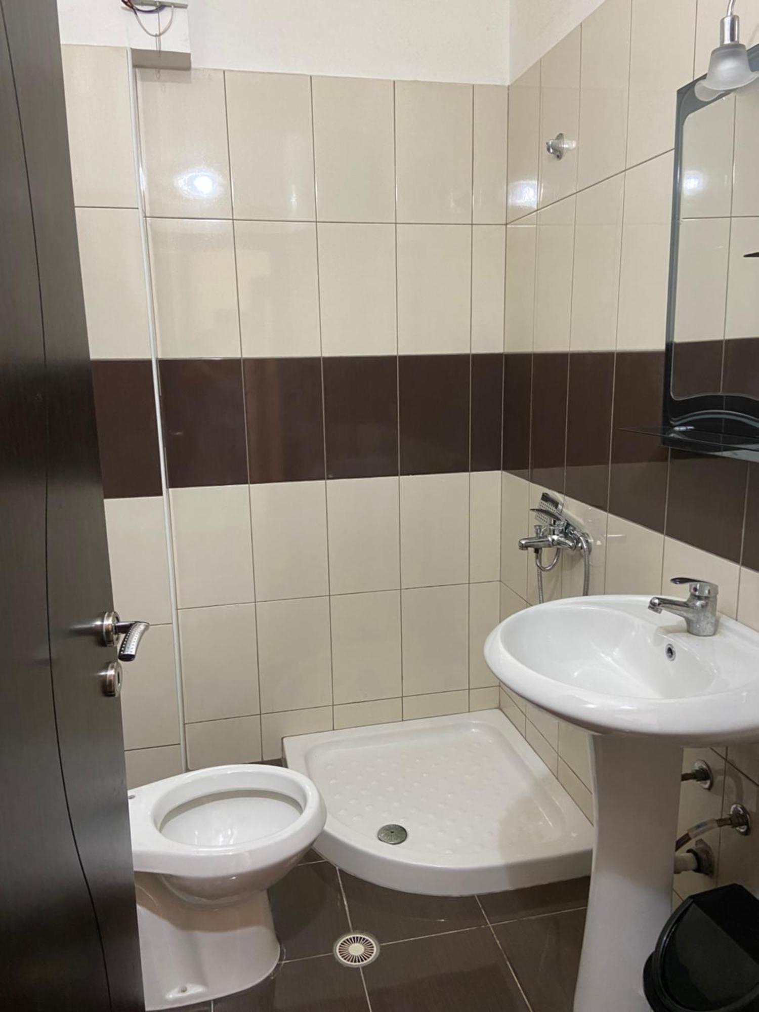 Ari Apartaments Vlore Bagian luar foto